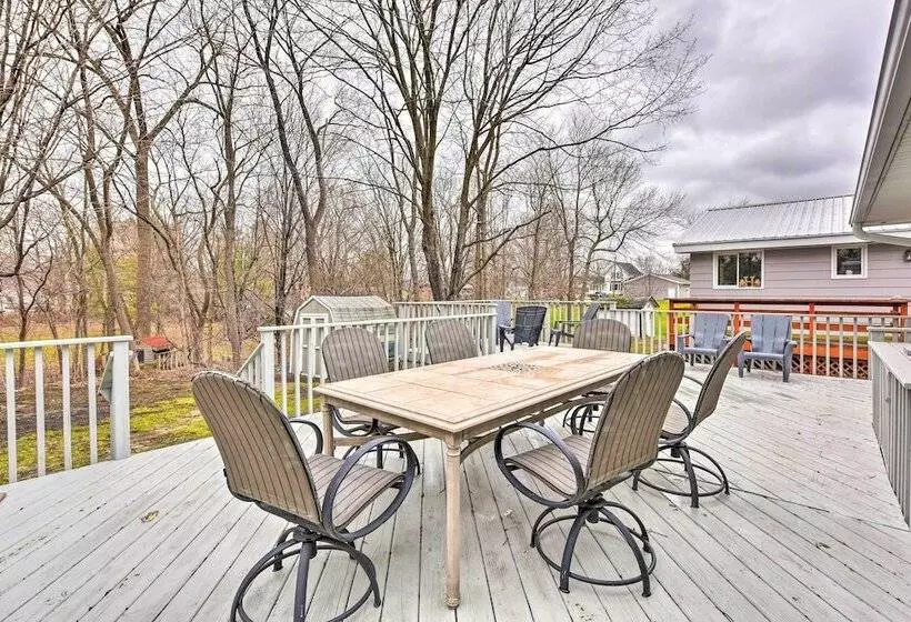Walk To Lake Pepin: Charming Retreat W/ Deck