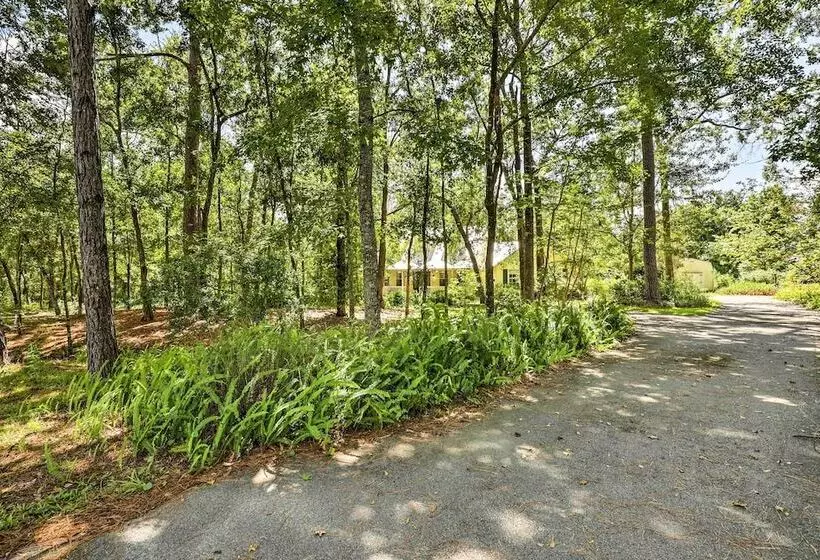 Charming Waldo Getaway Near Lake Santa Fe!