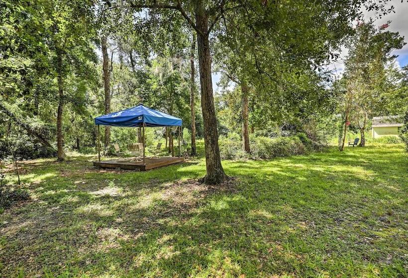 Charming Waldo Getaway Near Lake Santa Fe!