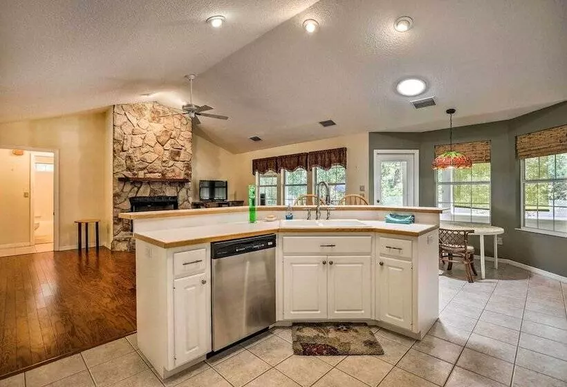 Charming Waldo Getaway Near Lake Santa Fe!