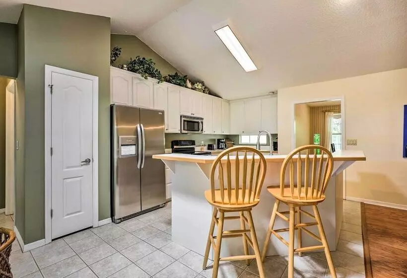 Charming Waldo Getaway Near Lake Santa Fe!