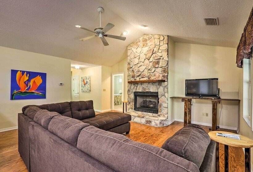 Charming Waldo Getaway Near Lake Santa Fe!