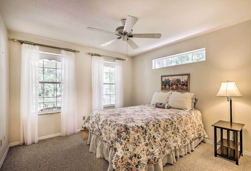 Charming Waldo Getaway Near Lake Santa Fe!