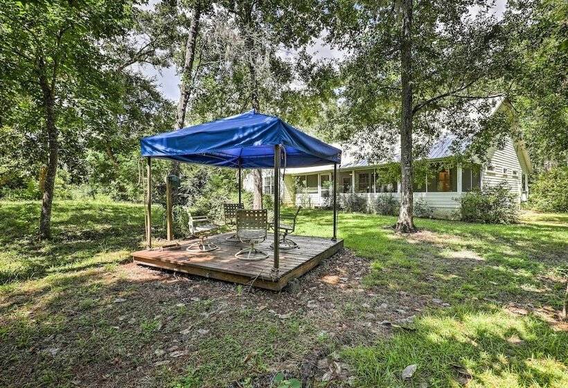 Charming Waldo Getaway Near Lake Santa Fe!