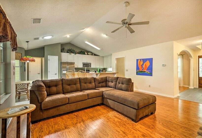 Charming Waldo Getaway Near Lake Santa Fe!