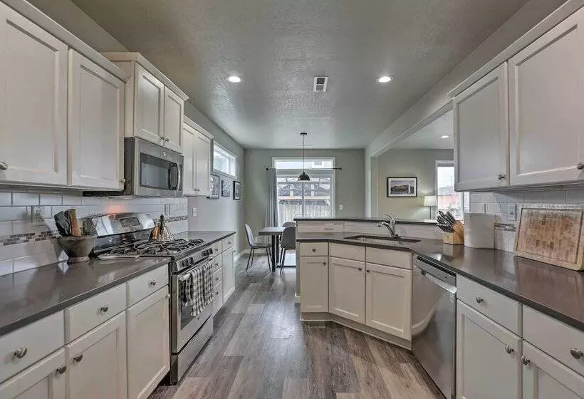 Chic Bend Home W/ Deck < 3 Mi To Downtown!