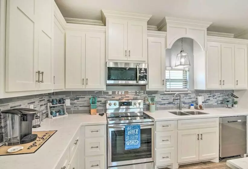 Walk To Shore: Coastal Escape In Crystal Beach!