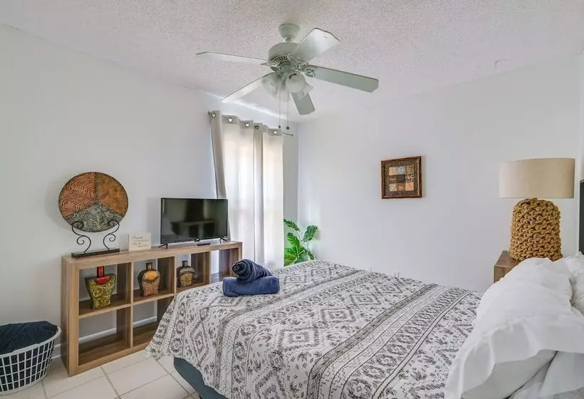 Contemporary Lutz Home: Private Pool, Pet Friendly