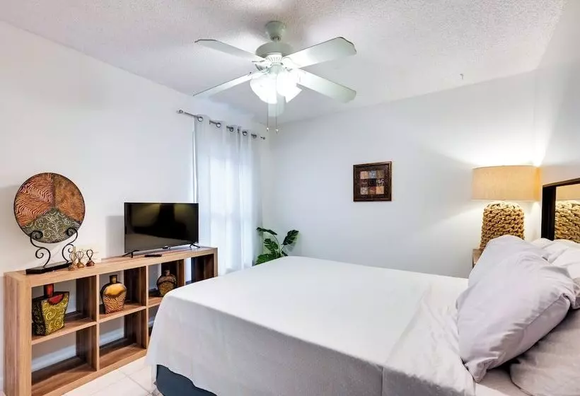 Contemporary Lutz Home: Private Pool, Pet Friendly