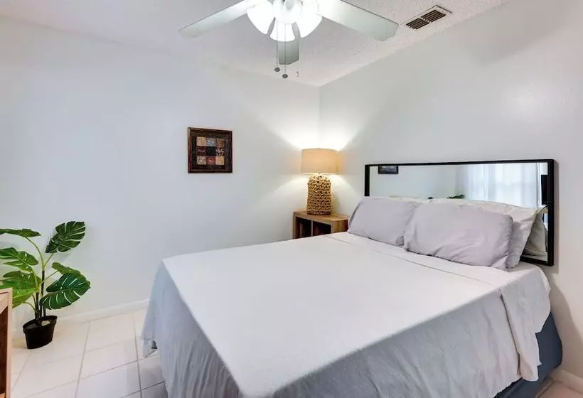 Contemporary Lutz Home: Private Pool, Pet Friendly