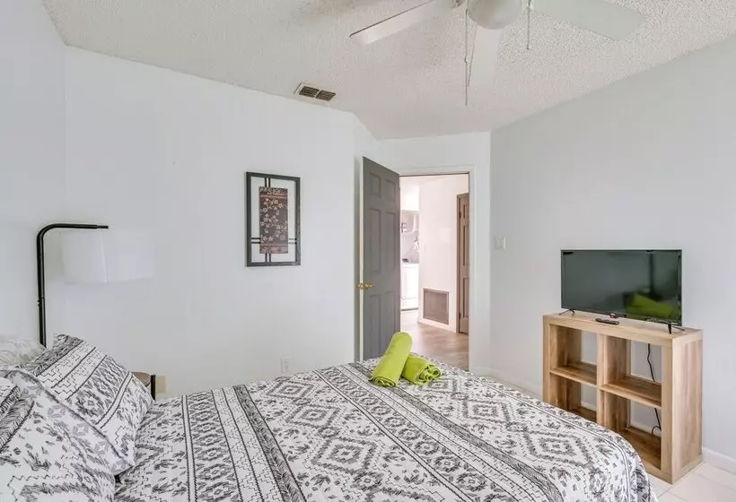 Contemporary Lutz Home: Private Pool, Pet Friendly