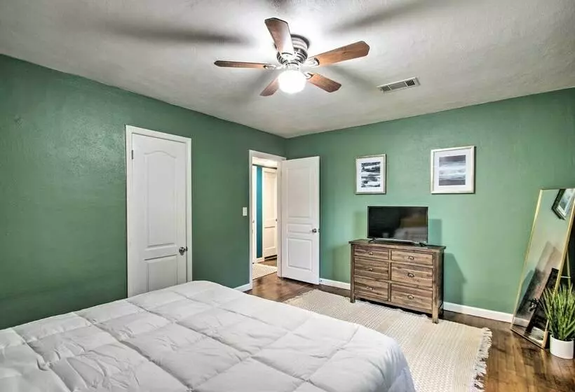 Convenient Pensacola Home W/ Deck & Fire Pit!
