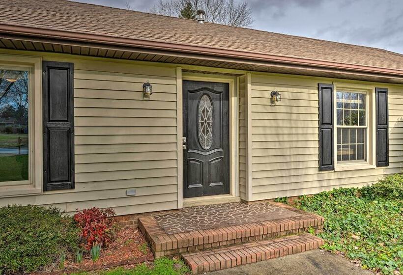 Cozy Home W/ Fenced Yard < 1 Mi Downtown Matthews!