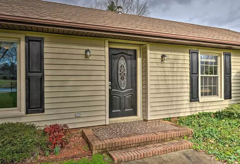 Cozy Home W/ Fenced Yard < 1 Mi Downtown Matthews!
