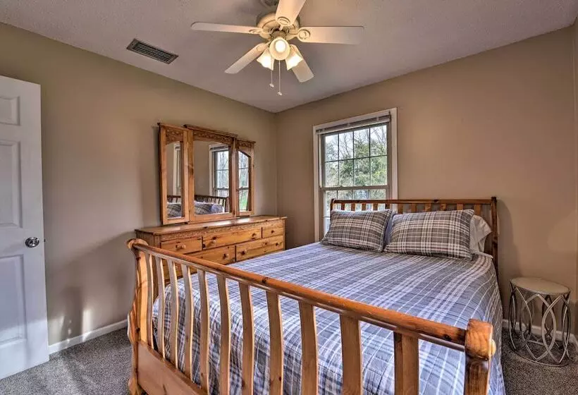 Cozy Home W/ Fenced Yard < 1 Mi Downtown Matthews!