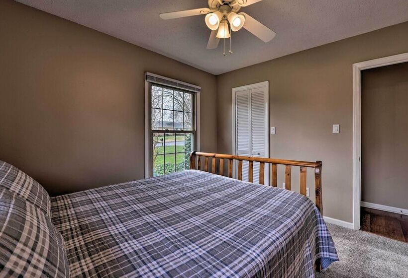 Cozy Home W/ Fenced Yard < 1 Mi Downtown Matthews!