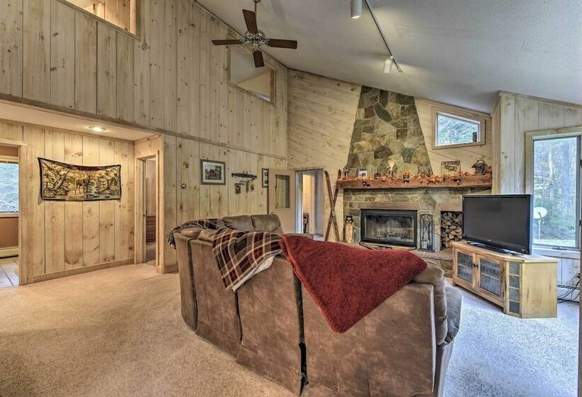 Dover Home: 7 Mi To Mount Snow Grand Summit Resort