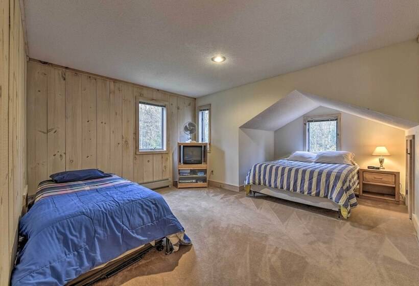 Dover Home: 7 Mi To Mount Snow Grand Summit Resort