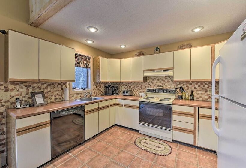 Dover Home: 7 Mi To Mount Snow Grand Summit Resort