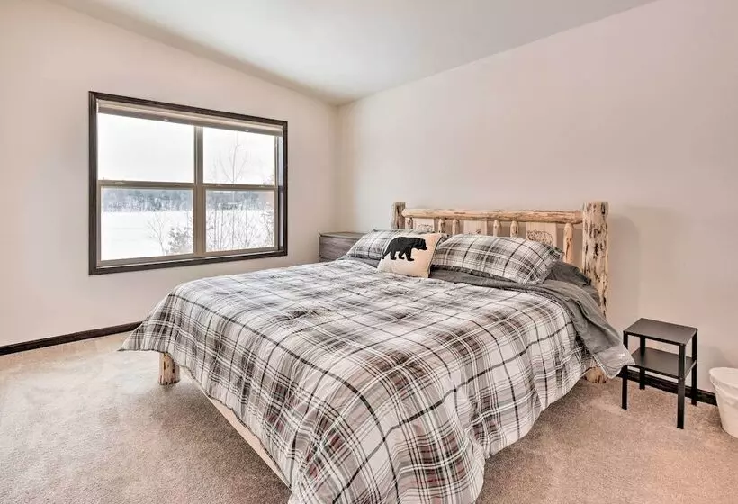 Family Friendly Lakefront Home With Deck!