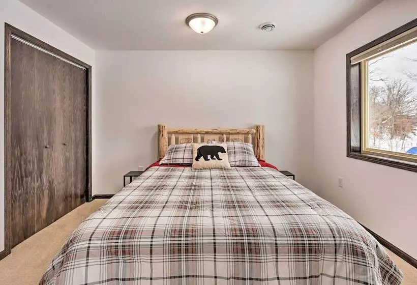 Family Friendly Lakefront Home With Deck!