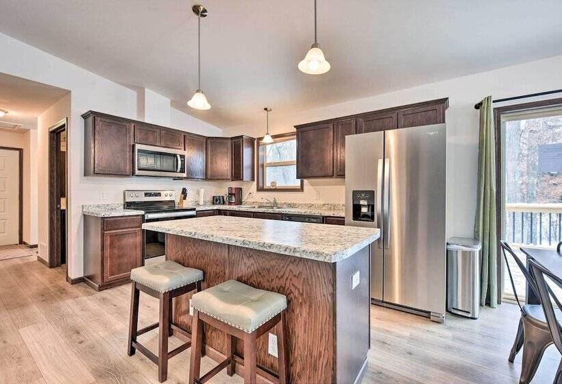 Family Friendly Lakefront Home With Deck!