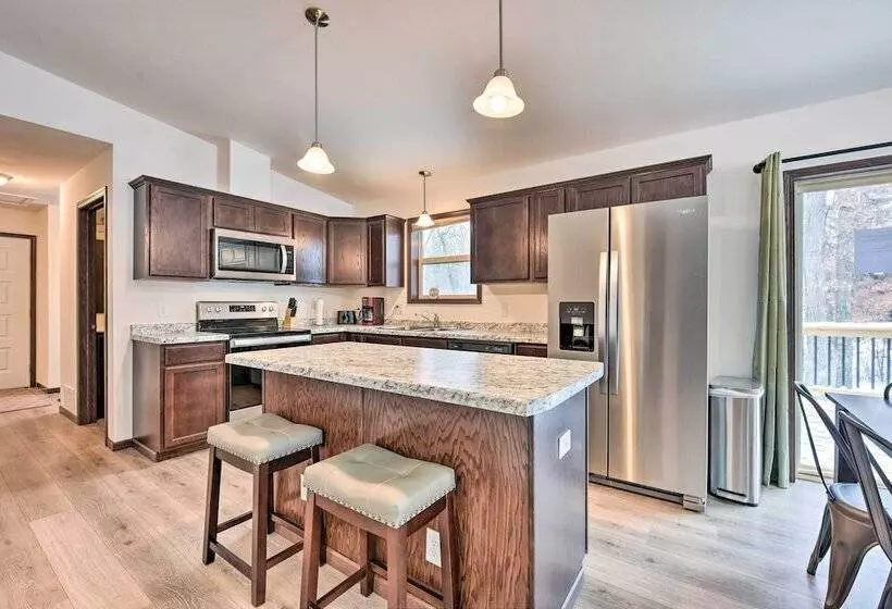 Family Friendly Lakefront Home With Deck!