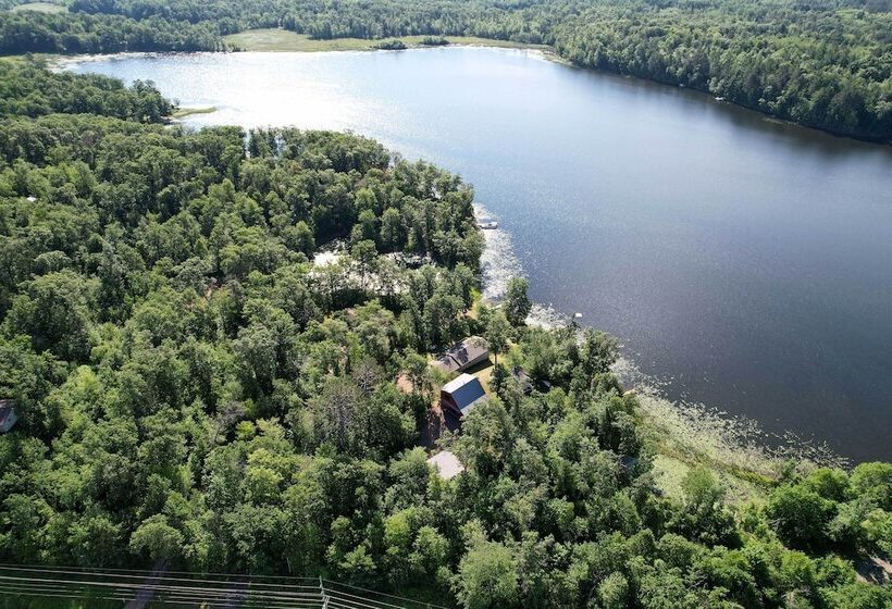 Family Friendly Lakefront Home With Deck!