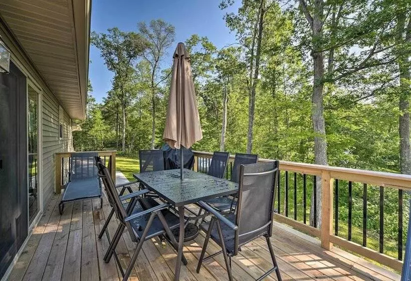 Family Friendly Lakefront Home With Deck!
