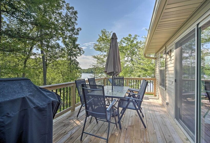 Family Friendly Lakefront Home With Deck!