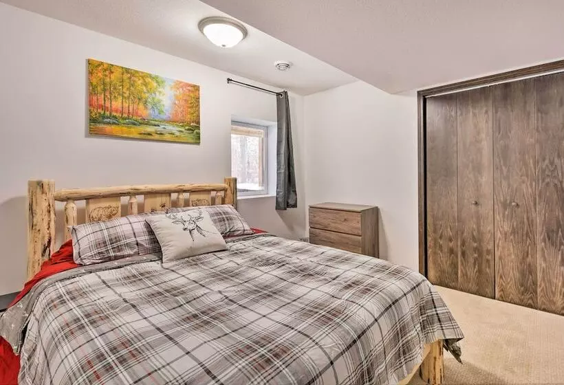 Family Friendly Lakefront Home With Deck!