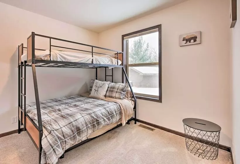 Family Friendly Lakefront Home With Deck!