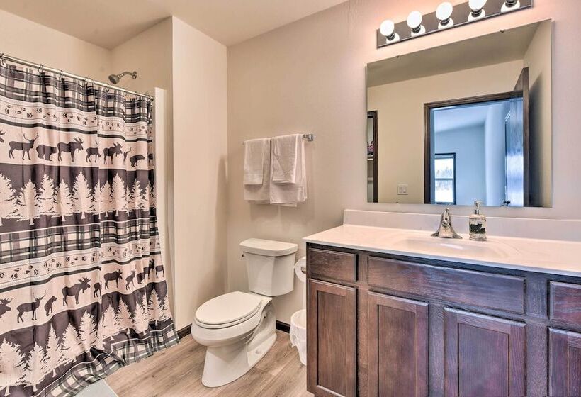 Family Friendly Lakefront Home With Deck!