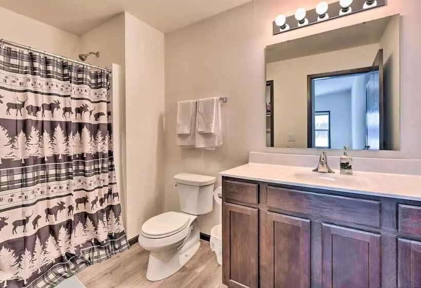 Family Friendly Lakefront Home With Deck!