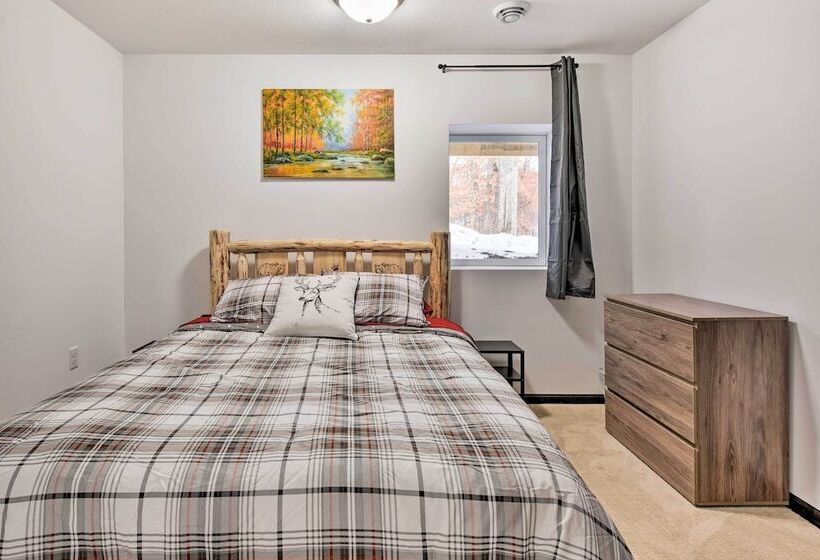 Family Friendly Lakefront Home With Deck!