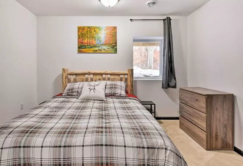 Family Friendly Lakefront Home With Deck!