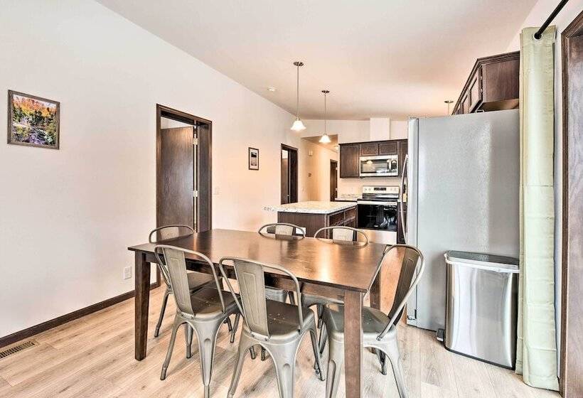 Family Friendly Lakefront Home With Deck!