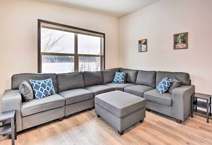 Family Friendly Lakefront Home With Deck!