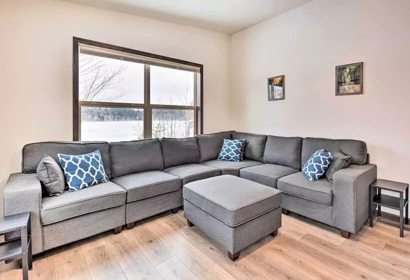 Family Friendly Lakefront Home With Deck!