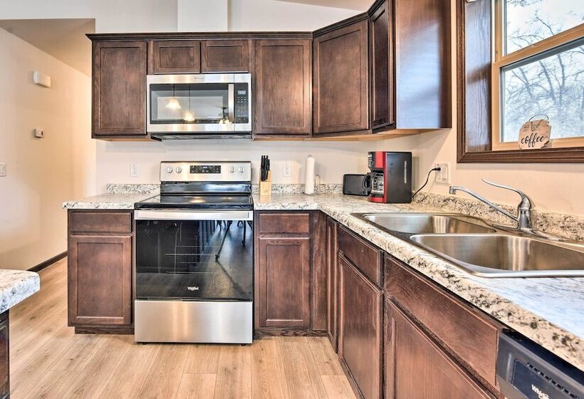 Family Friendly Lakefront Home With Deck!