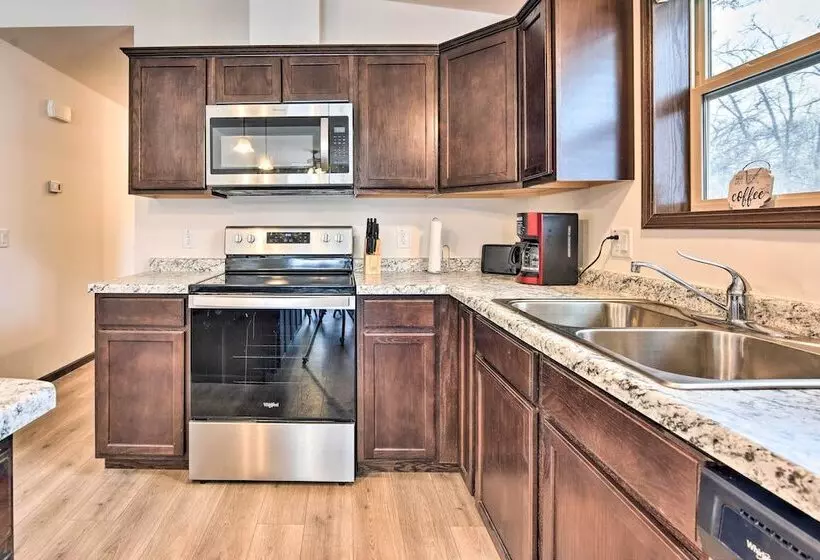 Family Friendly Lakefront Home With Deck!