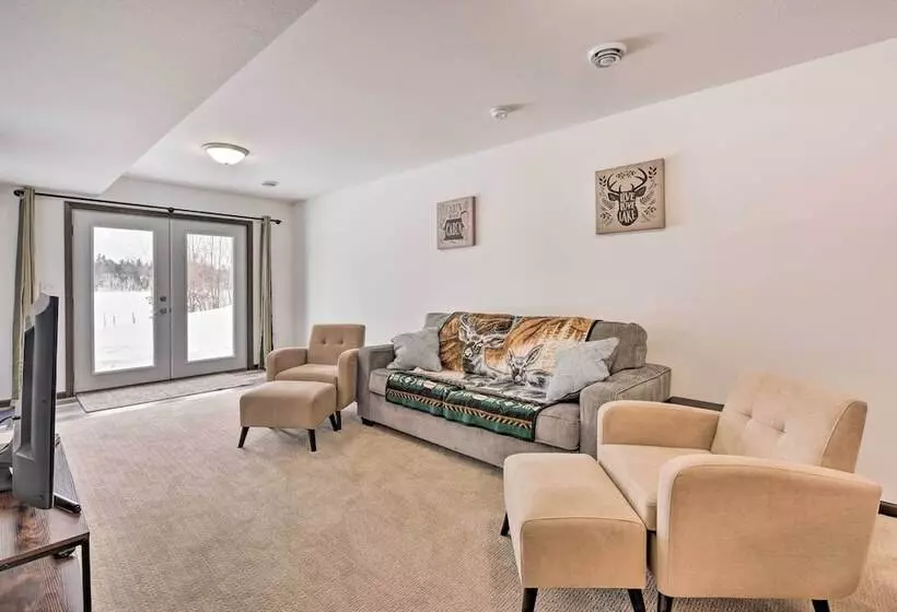 Family Friendly Lakefront Home With Deck!