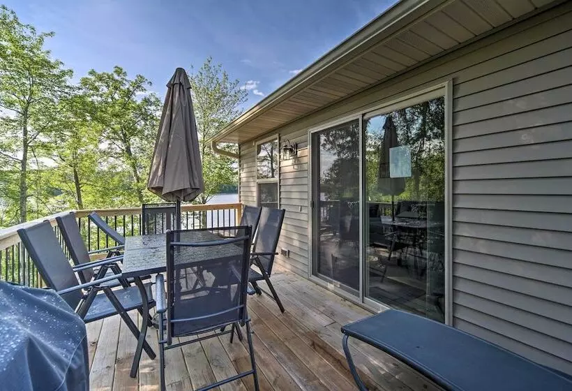 Family Friendly Lakefront Home With Deck!