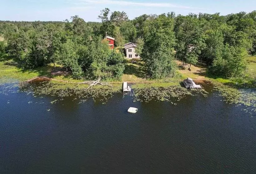 Family Friendly Lakefront Home With Deck!