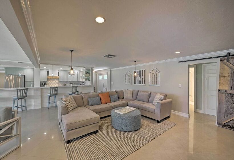 Family Friendly Palm River Estates House!