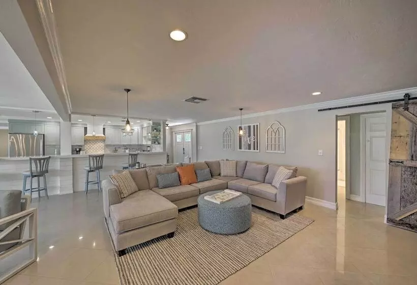 Family Friendly Palm River Estates House!