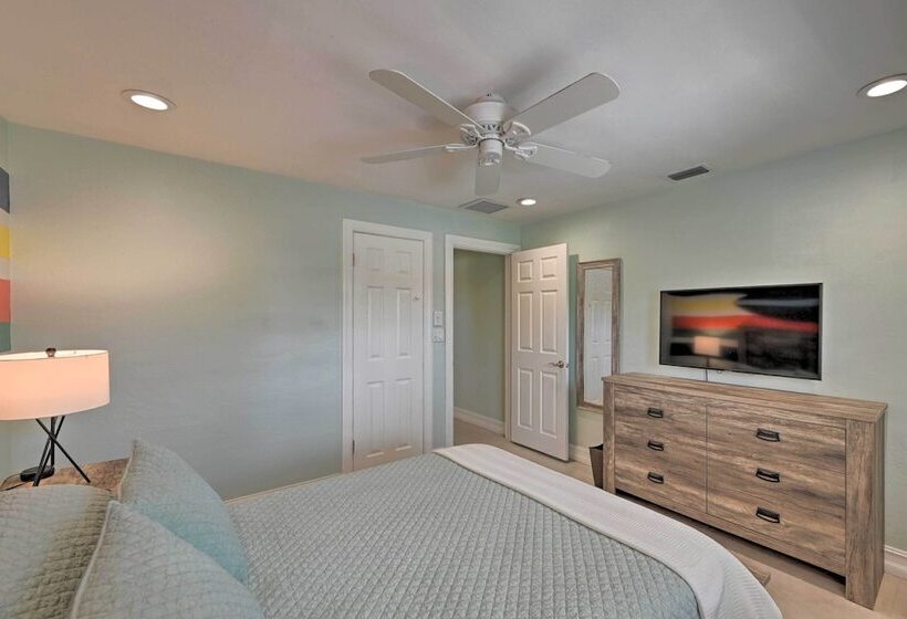 Family Friendly Palm River Estates House!