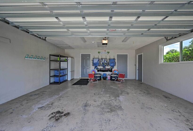 Family Friendly Palm River Estates House!