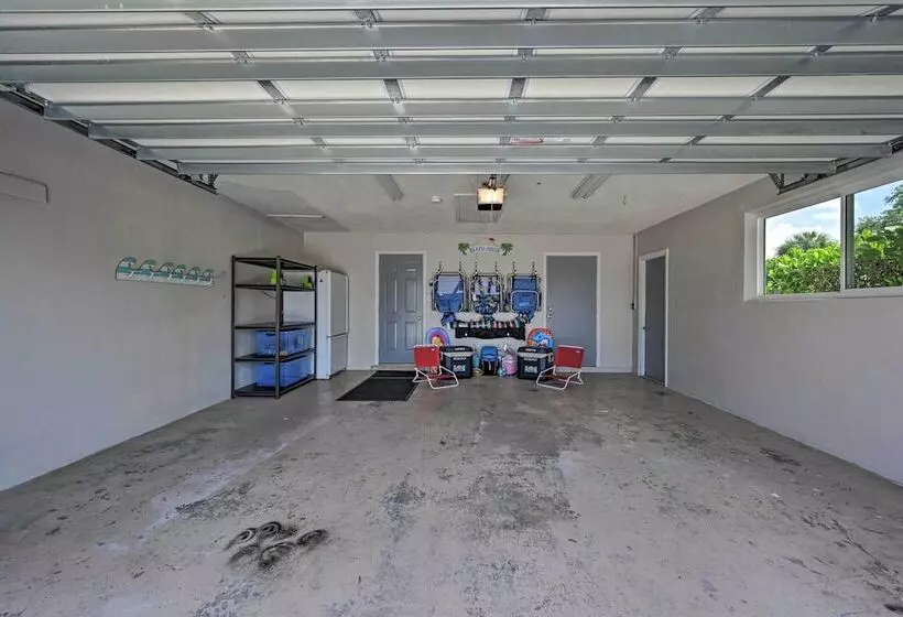 Family Friendly Palm River Estates House!