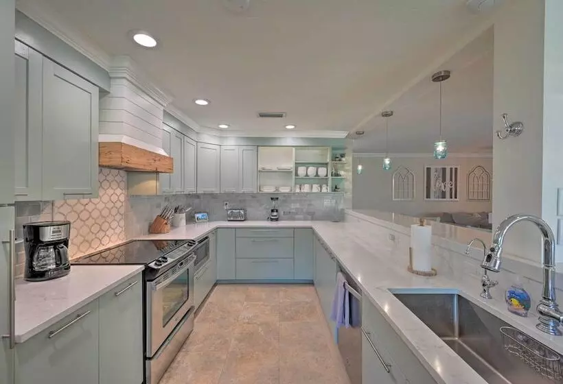 Family Friendly Palm River Estates House!